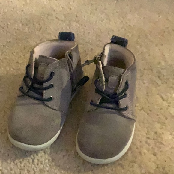 Baby boy grey/blue Ugg casual boot.. they are a size US 7 UK 6.🥾 - Picture 2 of 3